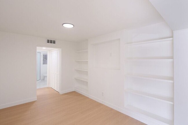 Building Photo - 3155 Montrose Ave