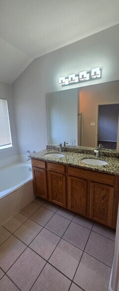 Building Photo - 6900 Oak Falls Dr