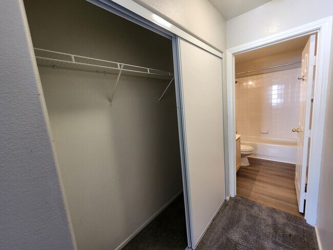 Building Photo - Beautiful townhouse in Silverado Ranch