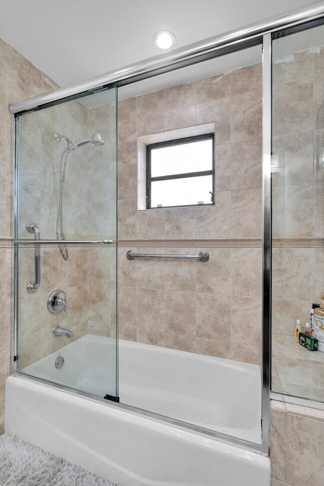 Building Photo - 1006 SE 6th St