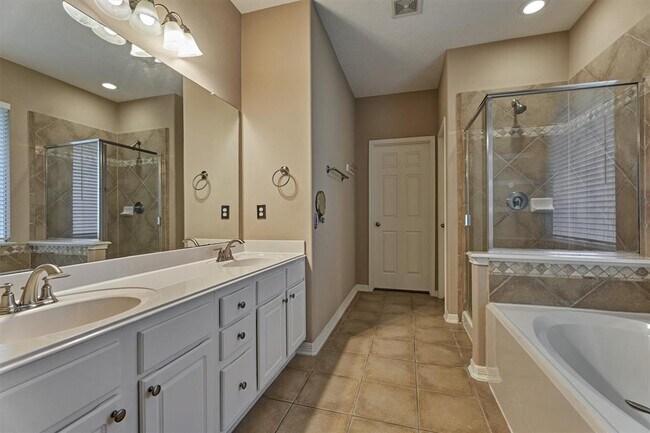 Building Photo - 8406 Oak Villa Ct