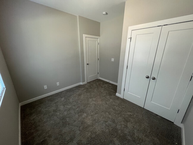 Building Photo - Room in Townhome on Gregg St