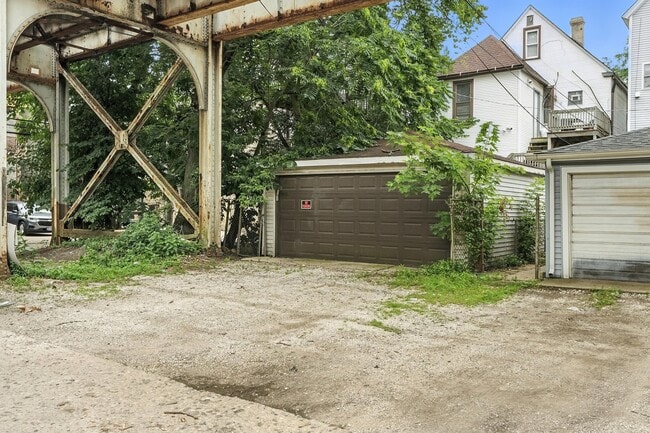 Building Photo - 1116 W Roscoe St