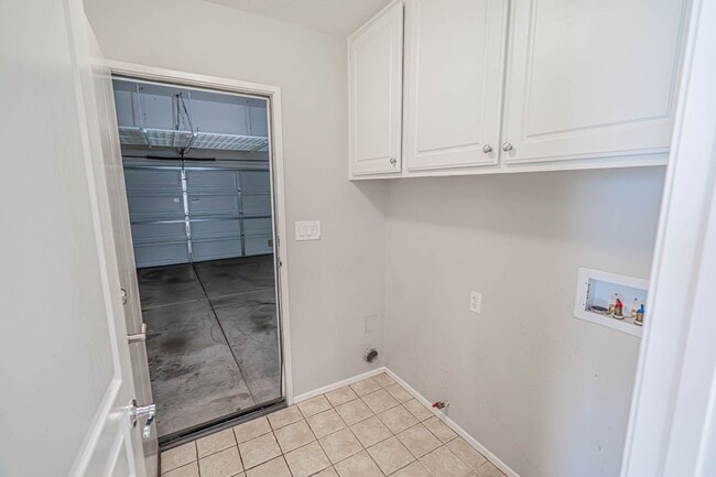 Building Photo - Spacious 4-Bedroom Townhome with Downstairs Bed/Bath in Creekside!