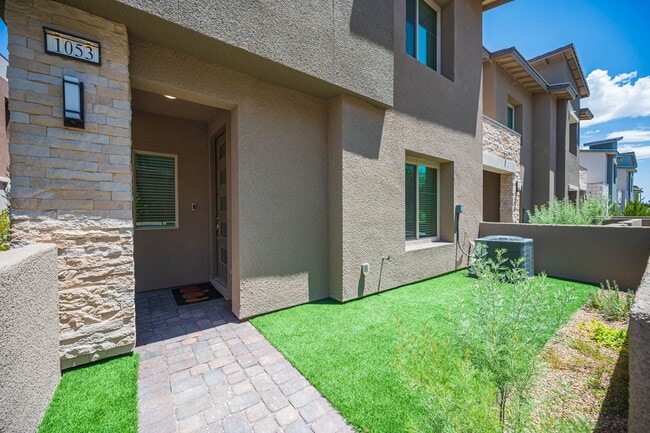 Building Photo - 600 N Carriage Hill Dr