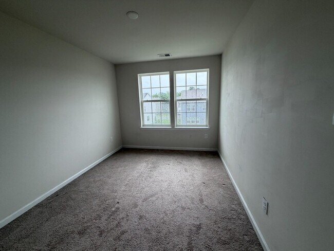 Building Photo - 4-Bedroom Townhouse in Jackson
