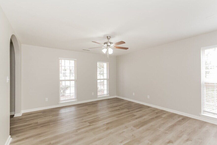 Building Photo - 211 Winding Canyon Dr