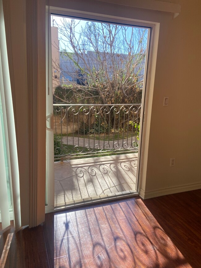 Building Photo - 303 W Verdugo Ave