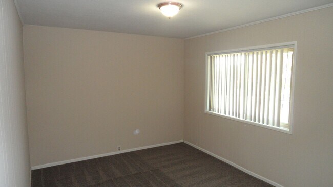 Building Photo - Spacious 6 Bedroom, 3 Bathroom, Single Fam...