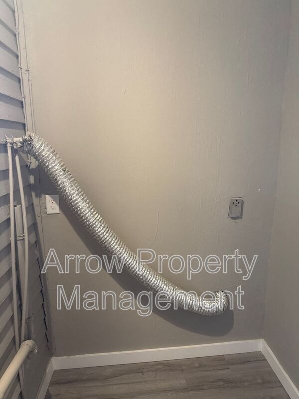 Building Photo - 715 Ella St