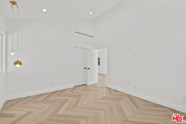 Building Photo - 847 Huntley Dr