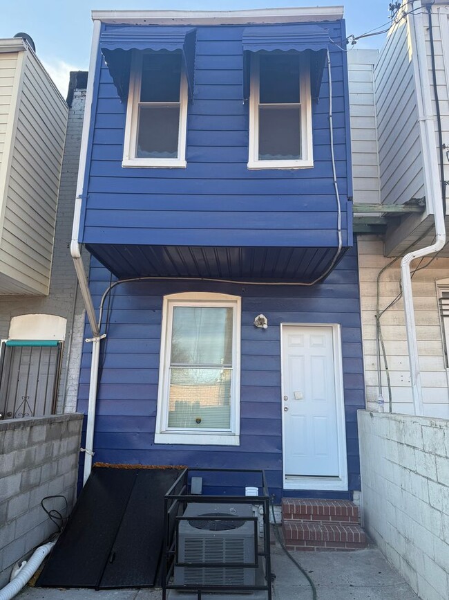 Building Photo - Freshly Renovated Home on Up and Coming St...