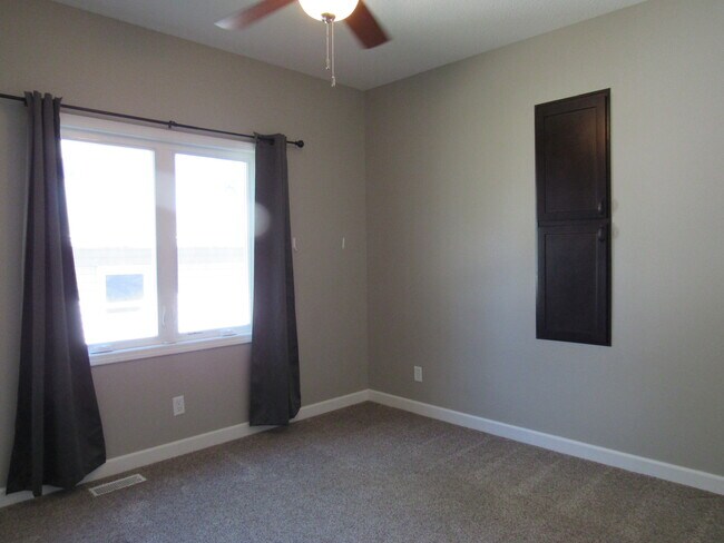 Building Photo - 405 E Palace Row