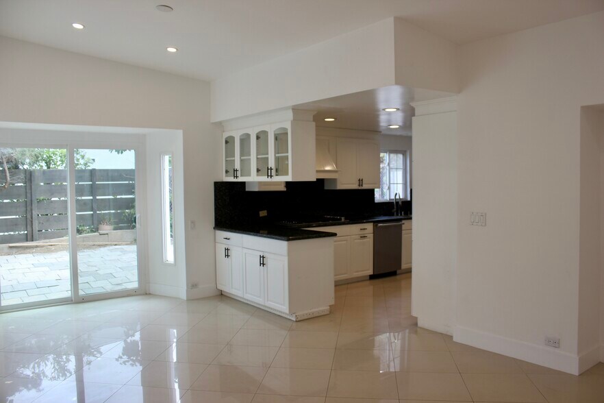 Building Photo - 1265 Bienveneda Ave