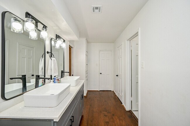 Building Photo - 5506 Pebble Springs Dr