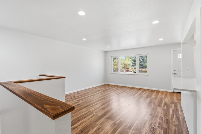 Building Photo - 122 Helena Cir