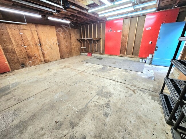 Building Photo - 2112 NE 33rd St