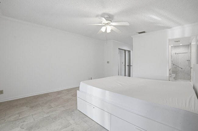 Building Photo - 6070 Sunny Manor Ct