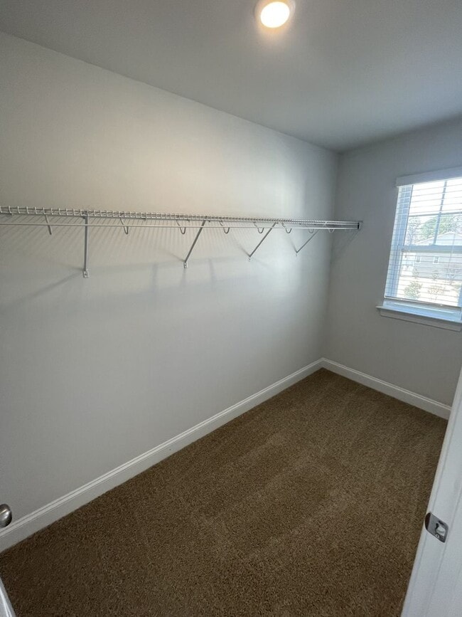 Building Photo - 3 Bd 3.5 Ba end unit townhouse