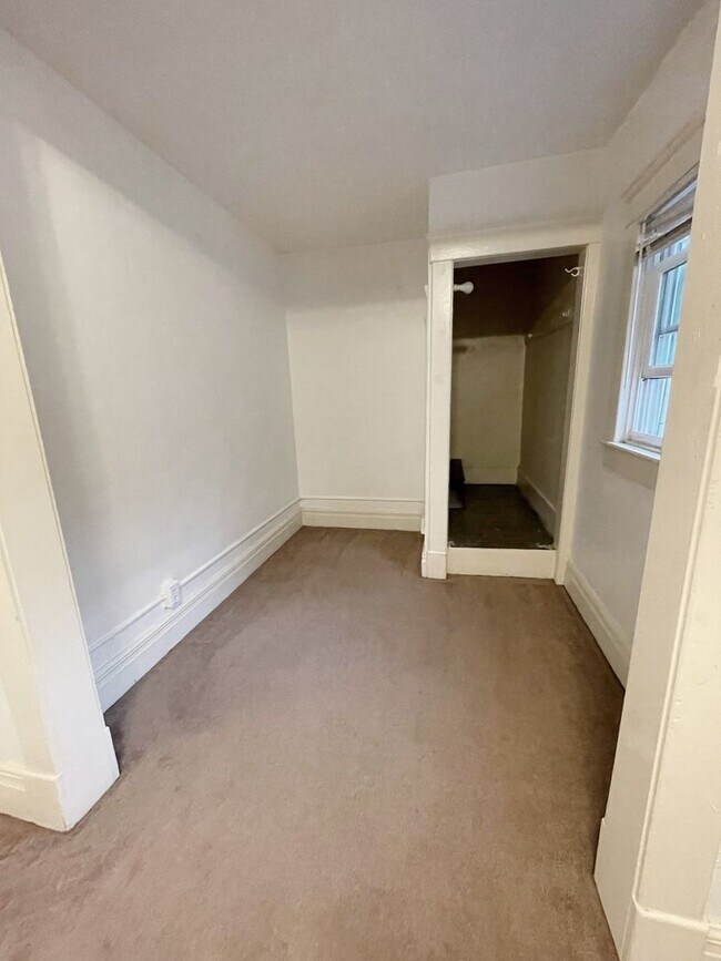 Building Photo - 7 Bedroom Close to Ross, Yost, and UM campus!