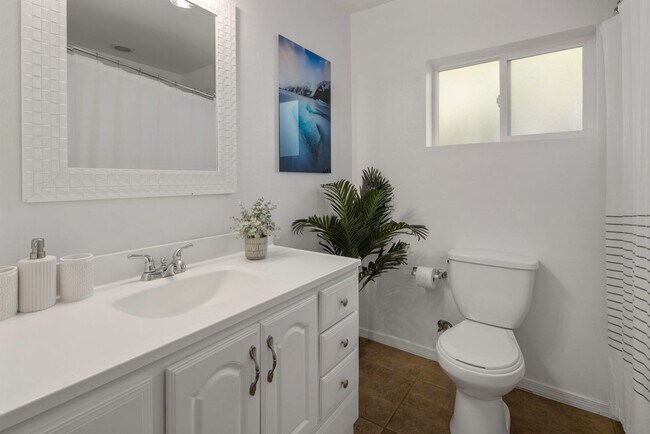 Building Photo - COMING SOON! Fully Furnished 3 Bedroom 3 Bathroom Home in Old Town Scottsdale
