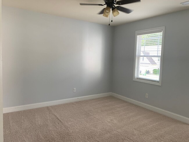 Building Photo - Five Bedroom Home in Falcon Bridge