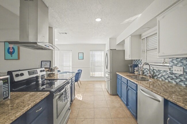 Building Photo - 913 Sandhurst Dr