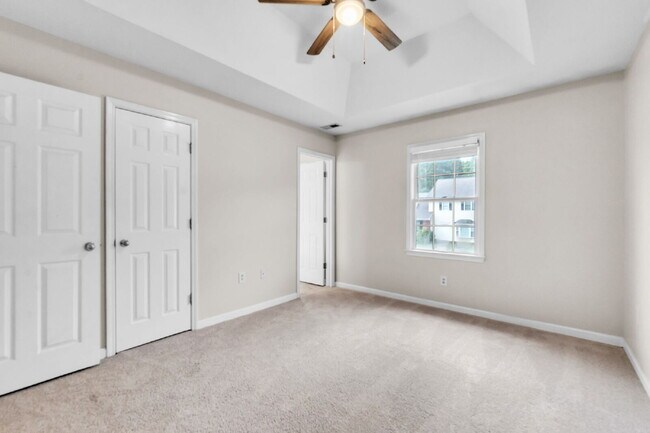 Building Photo - Beautifully Renovated Townhome (2BR/2.5BA)...