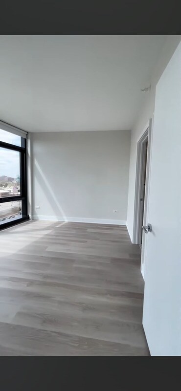 Building Photo - 1214 W Van Buren St