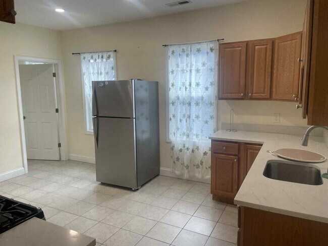 Building Photo - 6 Millet St