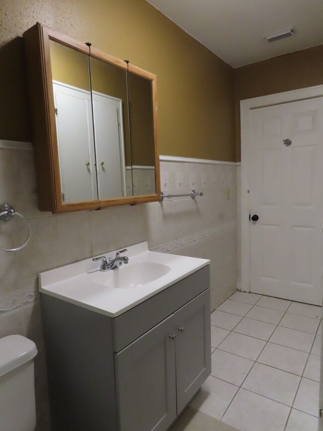 Building Photo - Quaint West Side  3 bedroom 2 Bath Home!
