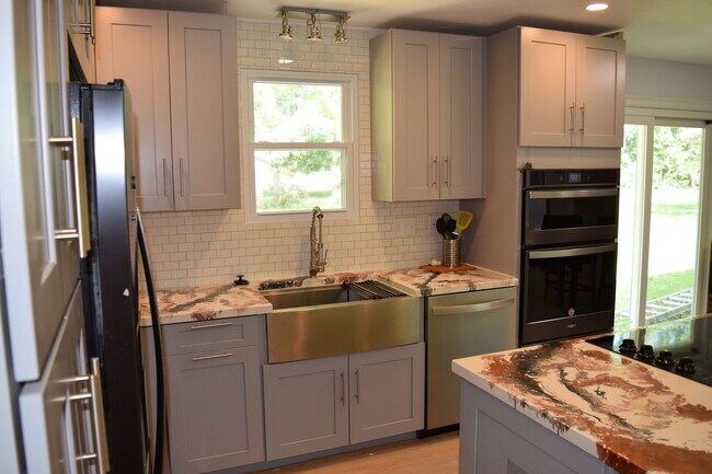 Building Photo - 999 Sunnyside Rd