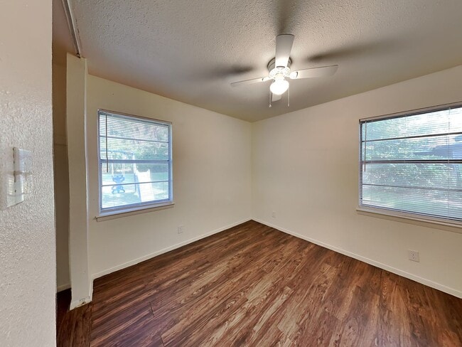 Building Photo - ADORABLE HOME IN ARLINGTON!