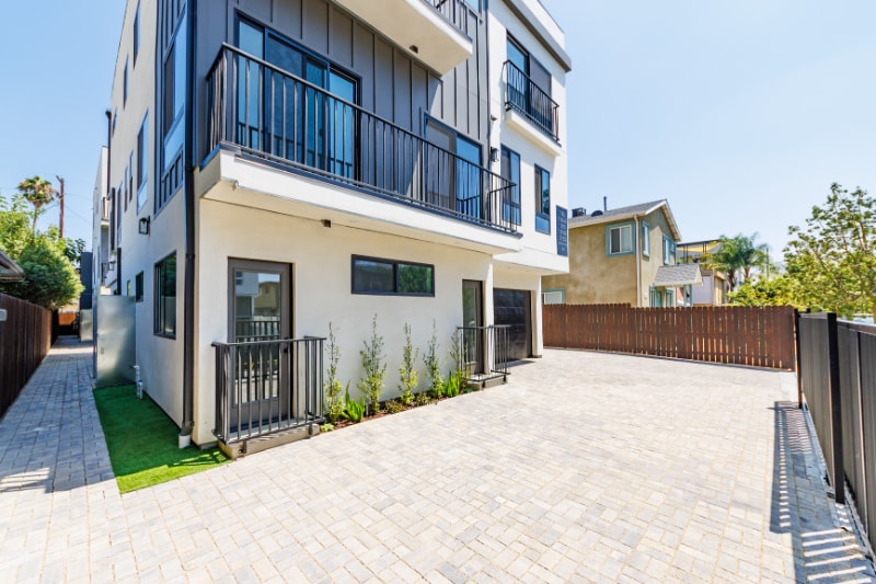 Building Photo - 1330 Tamarind Ave