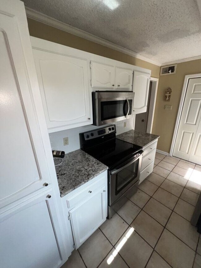 Building Photo - Beautiful 2 Bed, 2.5 Bath townhome on Jefferson Hwy