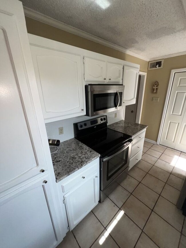 Building Photo - Now Leasing: Beautiful 2 Bed, 2.5 Bath tow...