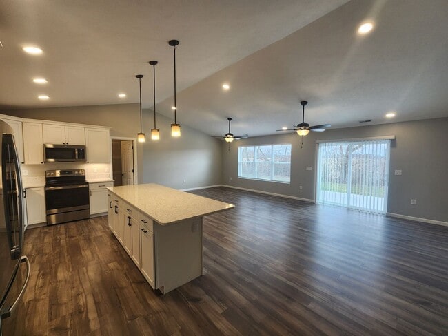 Building Photo - East Side Terre Haute - 5 Bedroom, 3 Baths, 2 Car Garage Home!