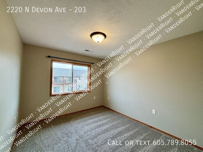 Building Photo - 2220 Devon Ave