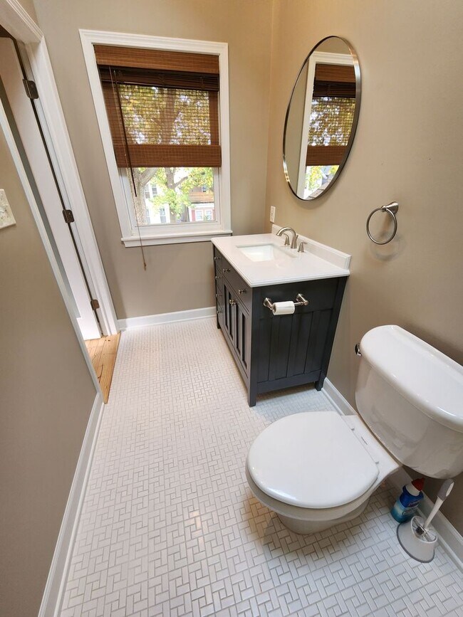 Building Photo - Gorgeous Home For Rent in Ohio City! 2 Master Suites!