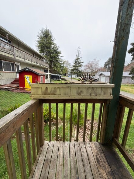 Building Photo - 2547 NE Holmes Rd