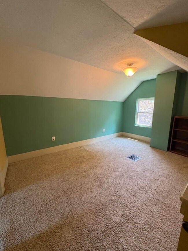 Building Photo - 3 Bedroom 1 Bathroom Home Ready to Rent!