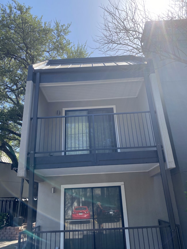 Building Photo - 935 La Posada Dr