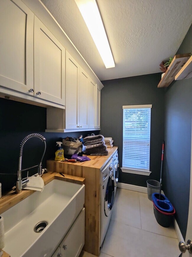 Building Photo - 857 10th Ave S