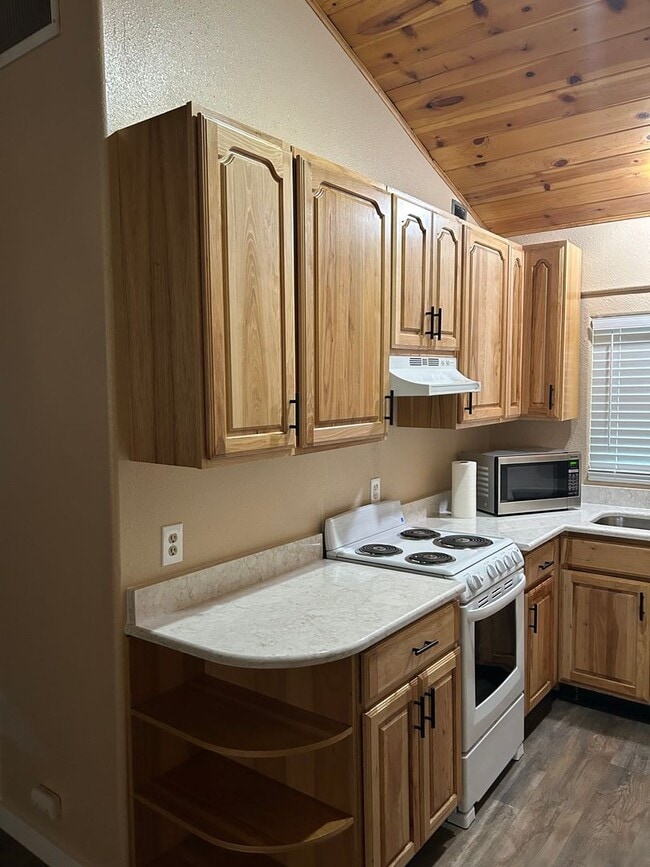 Building Photo - Cozy and Updated 3 Bed, 2 Bath House