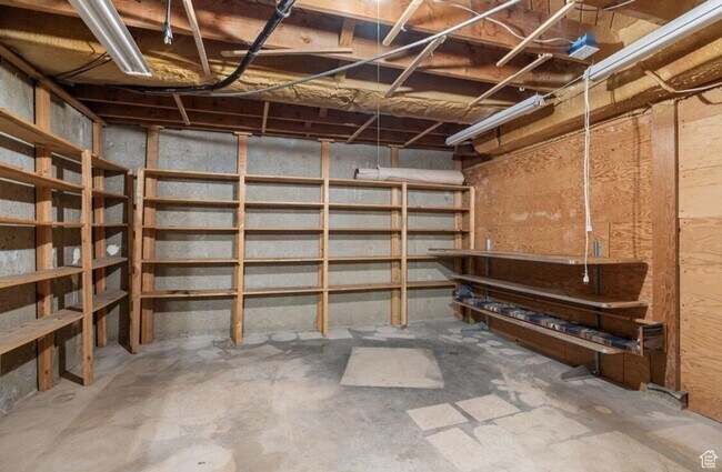 Building Photo - Single Family Home Close to SUU and Cedar High School