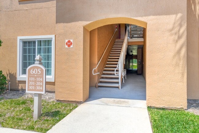 Building Photo - 605 Fairway Dr