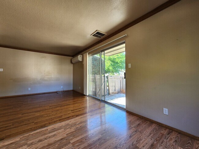 Building Photo - 2 Bedroom Condo in Rohnert Park