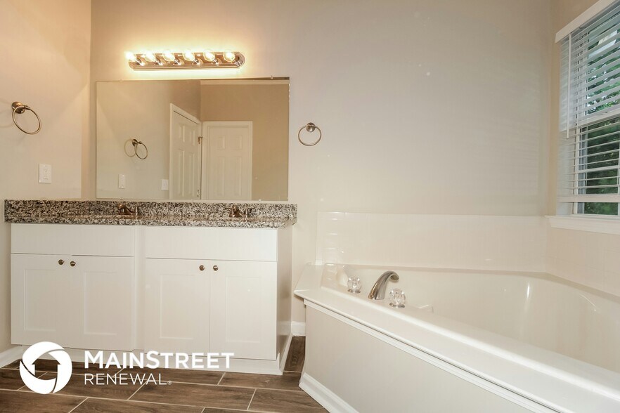 Building Photo - 6251 Village Trace