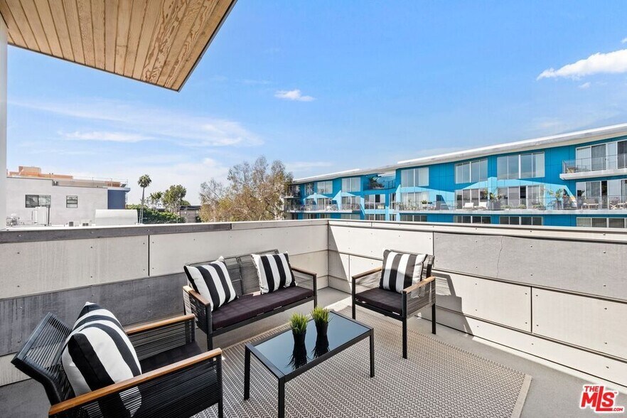 Building Photo - 742 N Hudson Ave