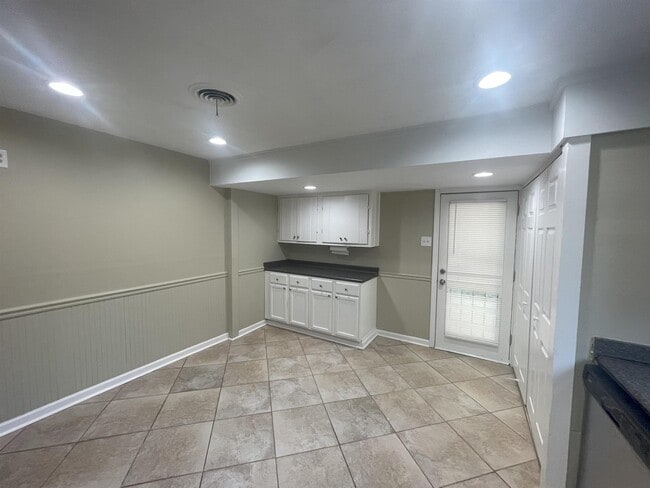 Building Photo - 5162 Edenshire Ave